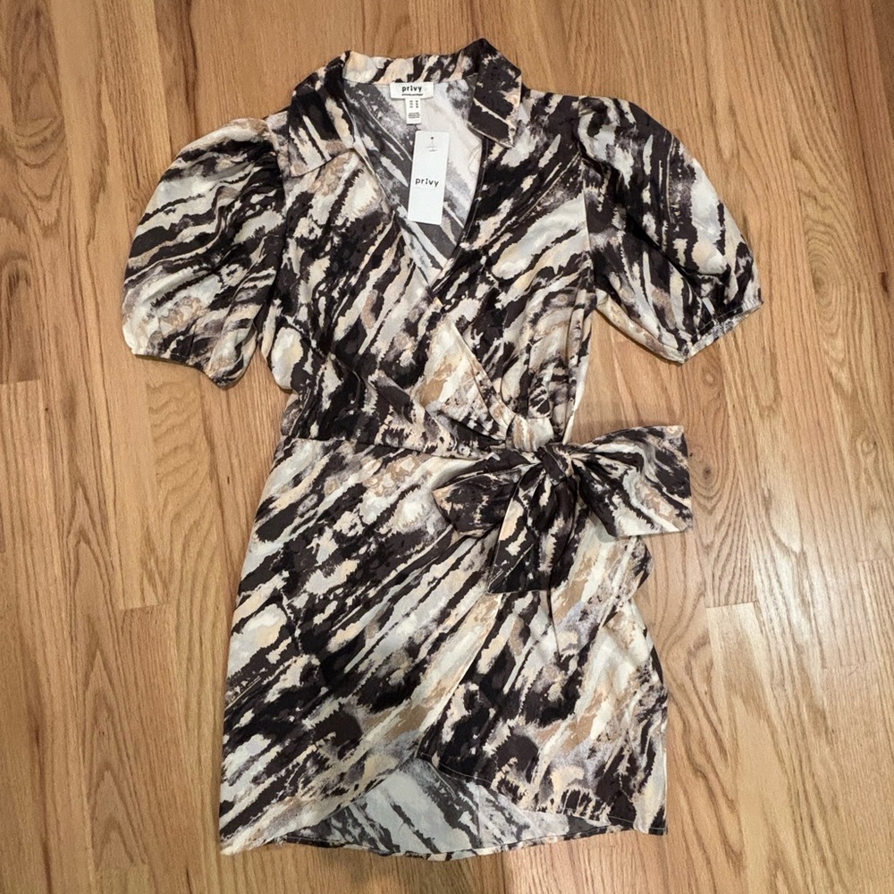 Privy Brand Women’s Brown Patterned Wrap Dress (size medium)